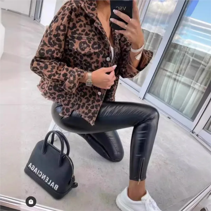 Modische und trend ige 2024 Damen Leopard Jeans jacken Mode weibliche lässige Revers Button Down Brusttasche Jacke Jeans mantel