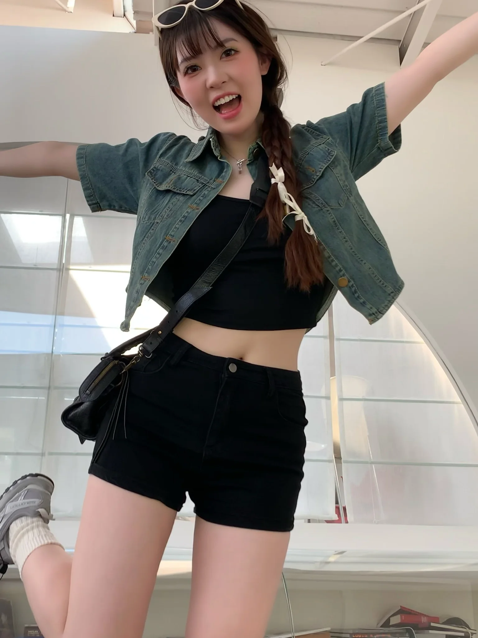 

Американские джинсовые шорты с высокой талией для женщин, летние, утягивающие, черные, из денима, хлопковая эластичная ткань, однотонные, на пуговицах