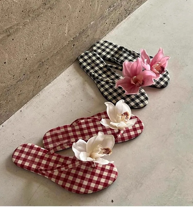 

Thai Niche Design Pink Flower Flip Flops Sandals 2025 Summer New Casual Flat Bottom Versatile Beach Clip On Sandals