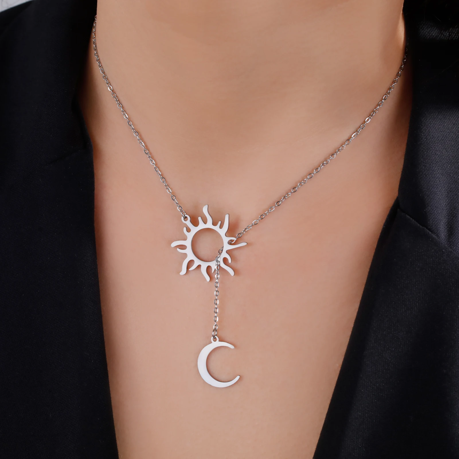 Skyrim Sun Totem and Moon Pendant Necklace Women Fashion Stainless Steel Clavicle Chain Jewelry Friends Gift New In Wholesale