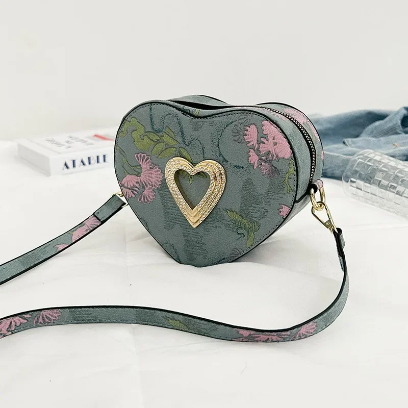 

2025 Hot! Women's Embroidered Heart Box Crossbody - Mini Phone Bag with Chain Strap, Trendy Love Pattern, Shoulder &Clutch Style