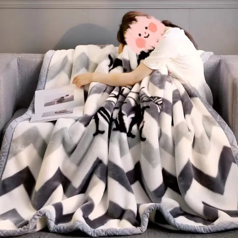 Wholesale Custom Luxury 100% Polyester Flannel Raschel Throw Blanket Super Soft Double Bed Throw for Adults Winter Anti-Pilling