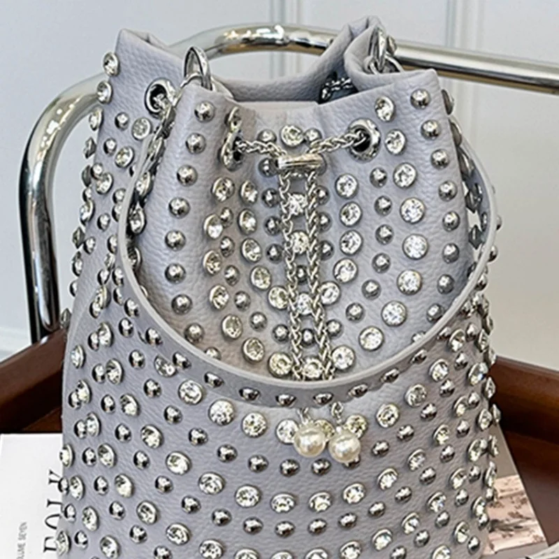 

Новая роскошная дизайнерская сумка-ведро в горошек, стильное украшение с заклепками, женская сумка 2026, нежная сумка через плечо с цепочкой