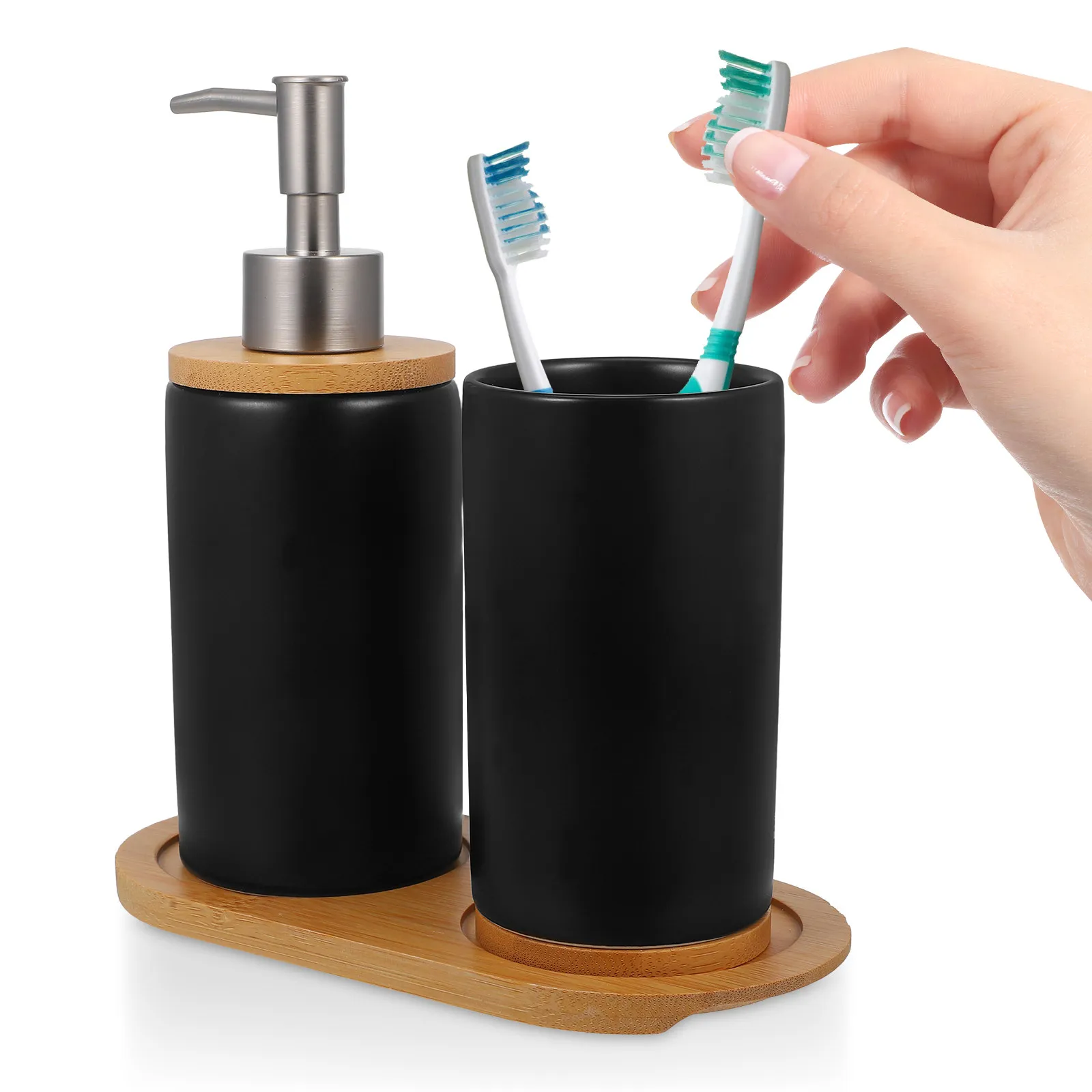 

Набор керамических аксессуаров для ванной комнаты: держатель для зубных щеток, дозатор для мыла, дозатор для шампуня, многоразовые бутылки с помпой.