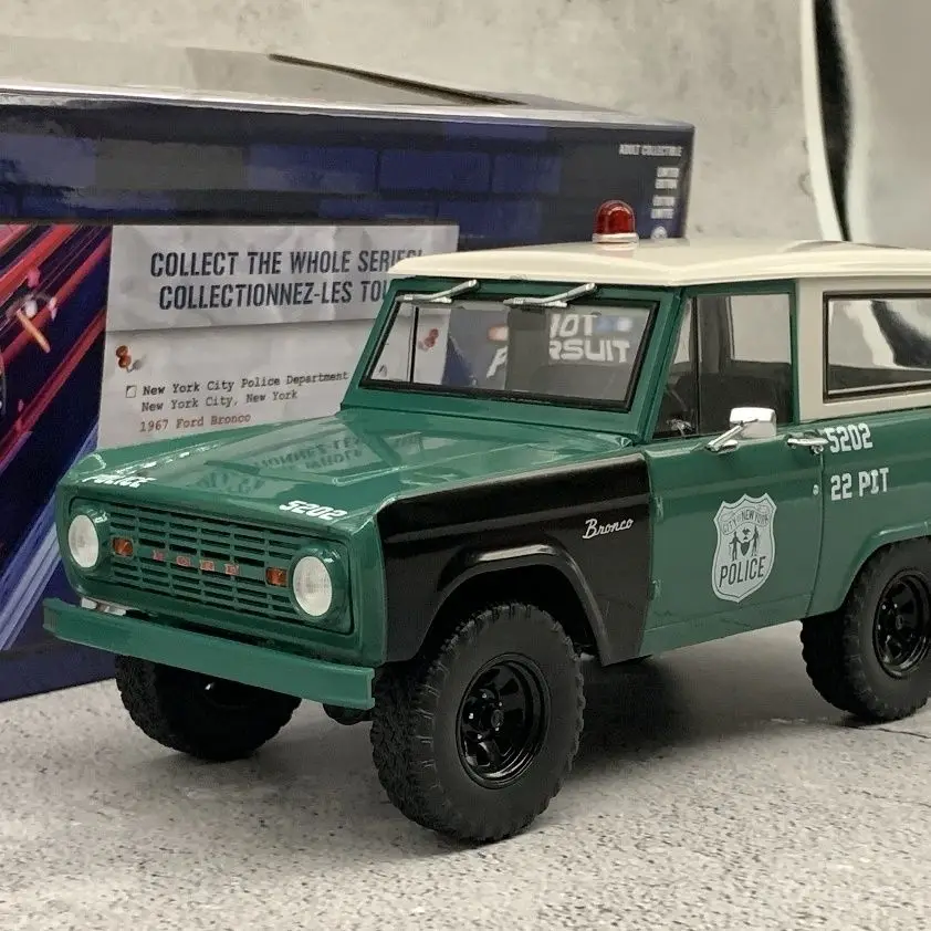 Green Light 1/24 1967 Ford Police Car NYPD Alloy Car Model Police Car Series