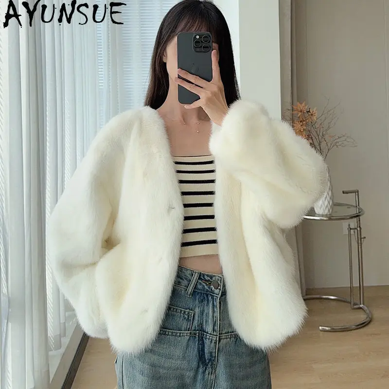 เสื้อโค้ทขนมิงค์แท้ AYUNSUE สำหรับผู้หญิง คอวี แจ็คเก็ตขนสัตว์ แขนยาว เสื้อคลุมขนสีขาว อุ่นสบาย เสื้อผ้าผู้หญิง ดีไซน์หรูหรา