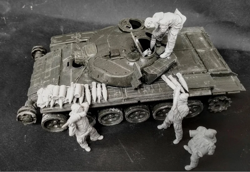1/35 Scale Die-Cast Resin Figure Model Kit Ukrainian Tank Loaders 5 Figures (No Tank) Unassembled and Unpainted