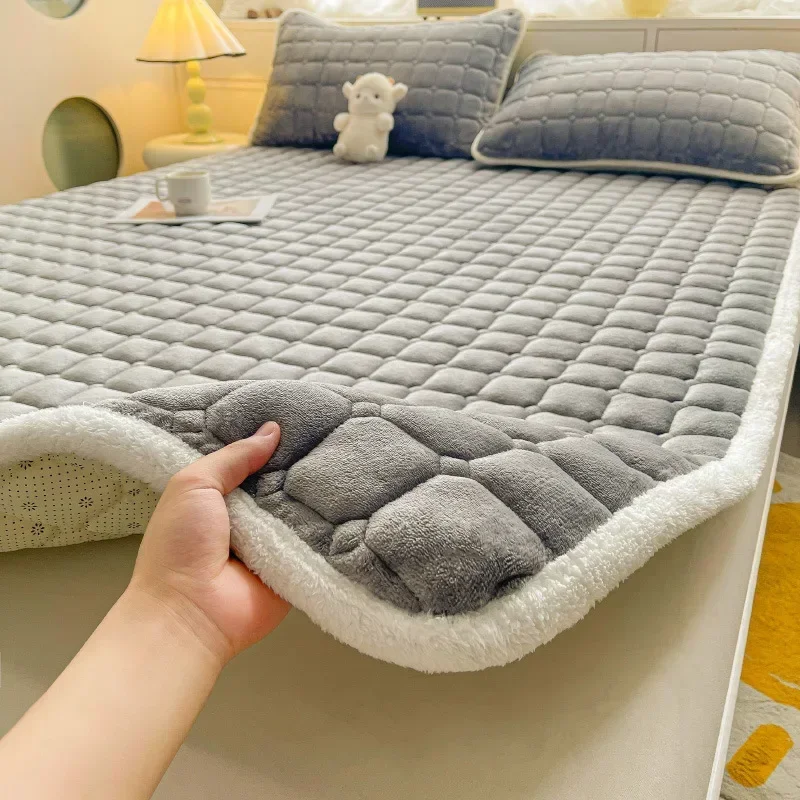 Winter Flannel Bed Linen Sets Home Textile Plush Mattress Toppers with 2 Pillowcases Luxury Bedspread Non-slip Mattress Cover