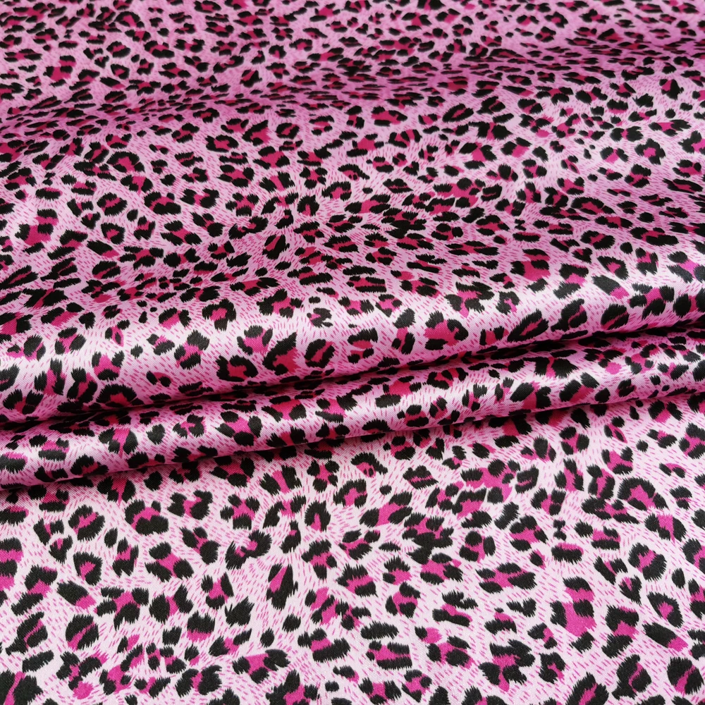 1 Meter x 1,48 Meter Afrika-Leopardenmuster Satinstoff für Schals, Kleider, Pyjamas und Futter – Detail 17