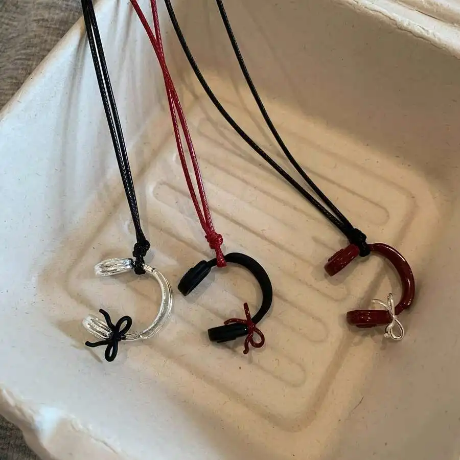 

Retro Minimalist Headphone Pendant Necklace Unisex Sweater Chain