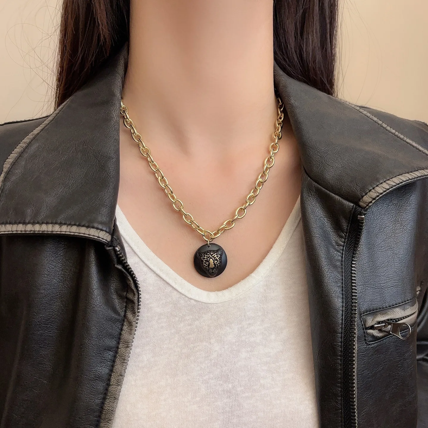 

Original design retro round leopard head pendant necklace for women, 2025 new sweet cool clavicle chain trend