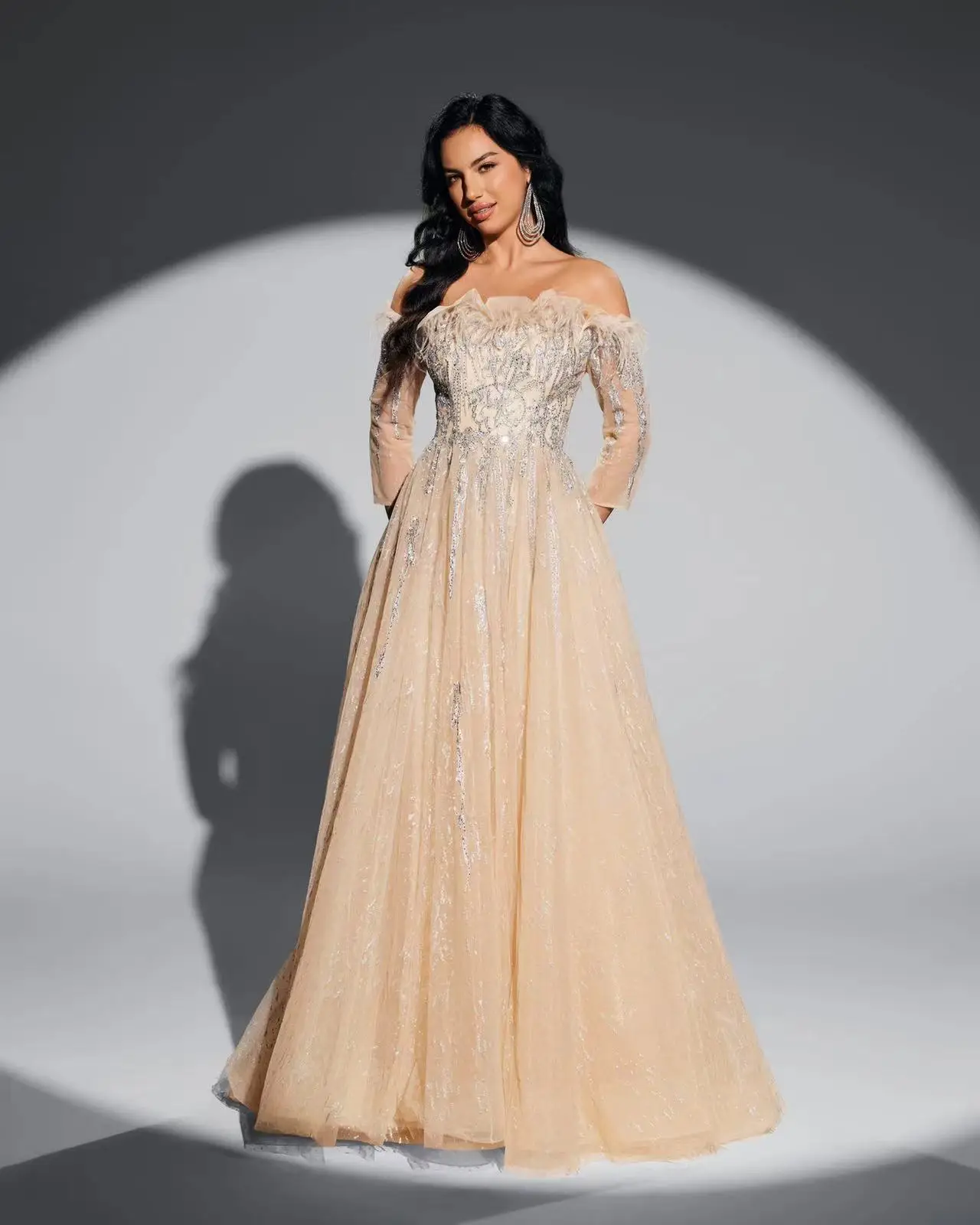 (تخفيضات) فستان شاليمار تشانغ ذهبي فاخر مزين بالترتر وأكمام طويلة فستان المضيف فستان رسمي للحفلات حسب الطلب