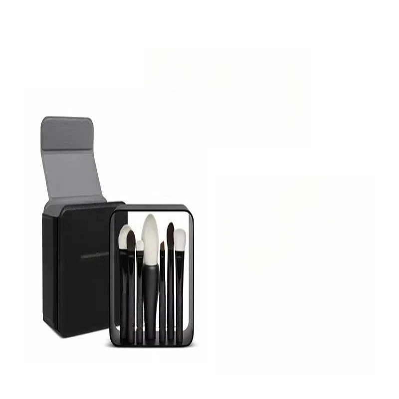 

Подарок: кисть для макияжа RaeMorris