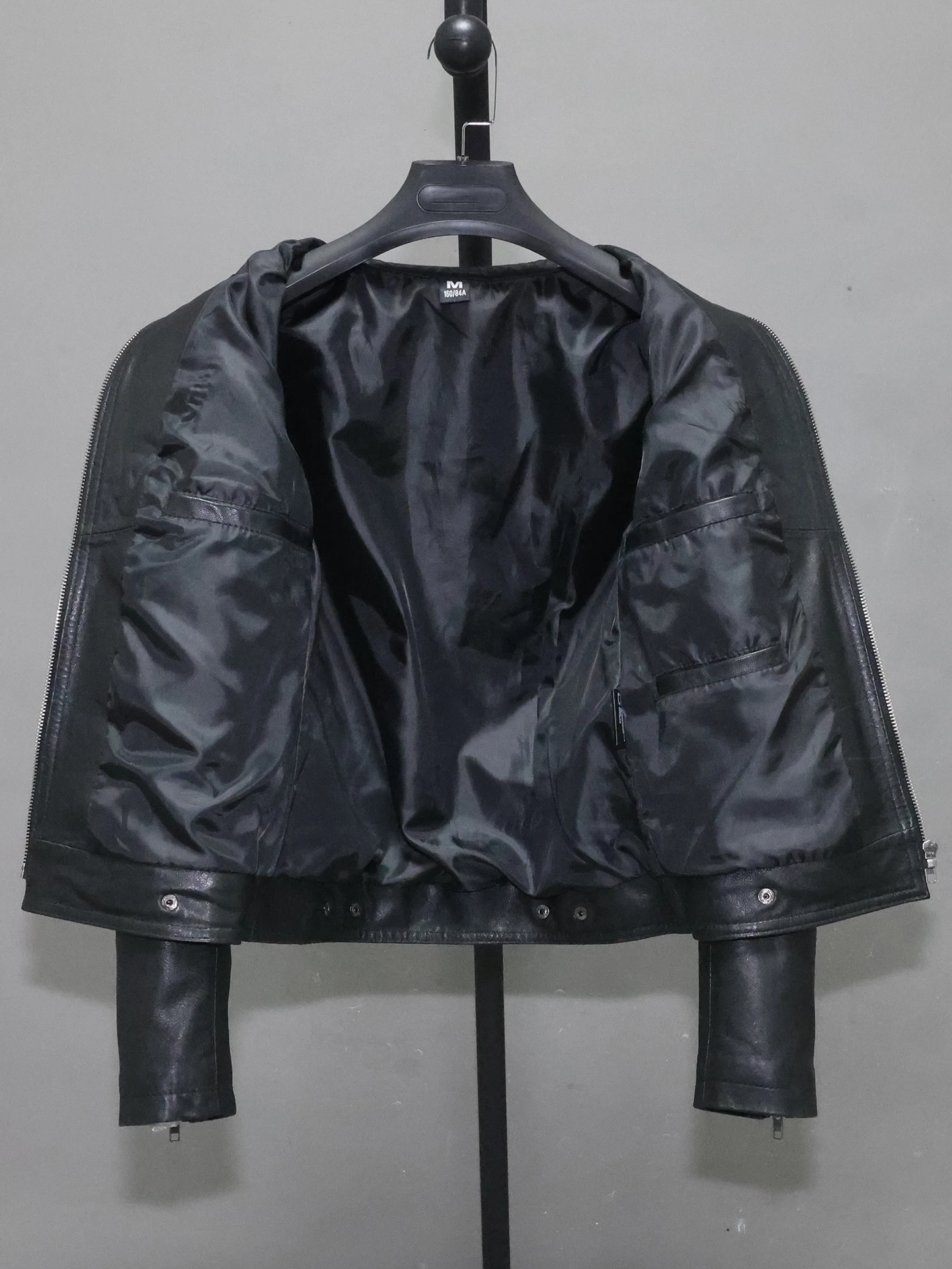 Damska skórzana kurtka casualowa slim fit, krótki płaszcz ze stójką, zapinana na zamek, długi rękaw, profesjonalna pielęgnacja skóry owczej.