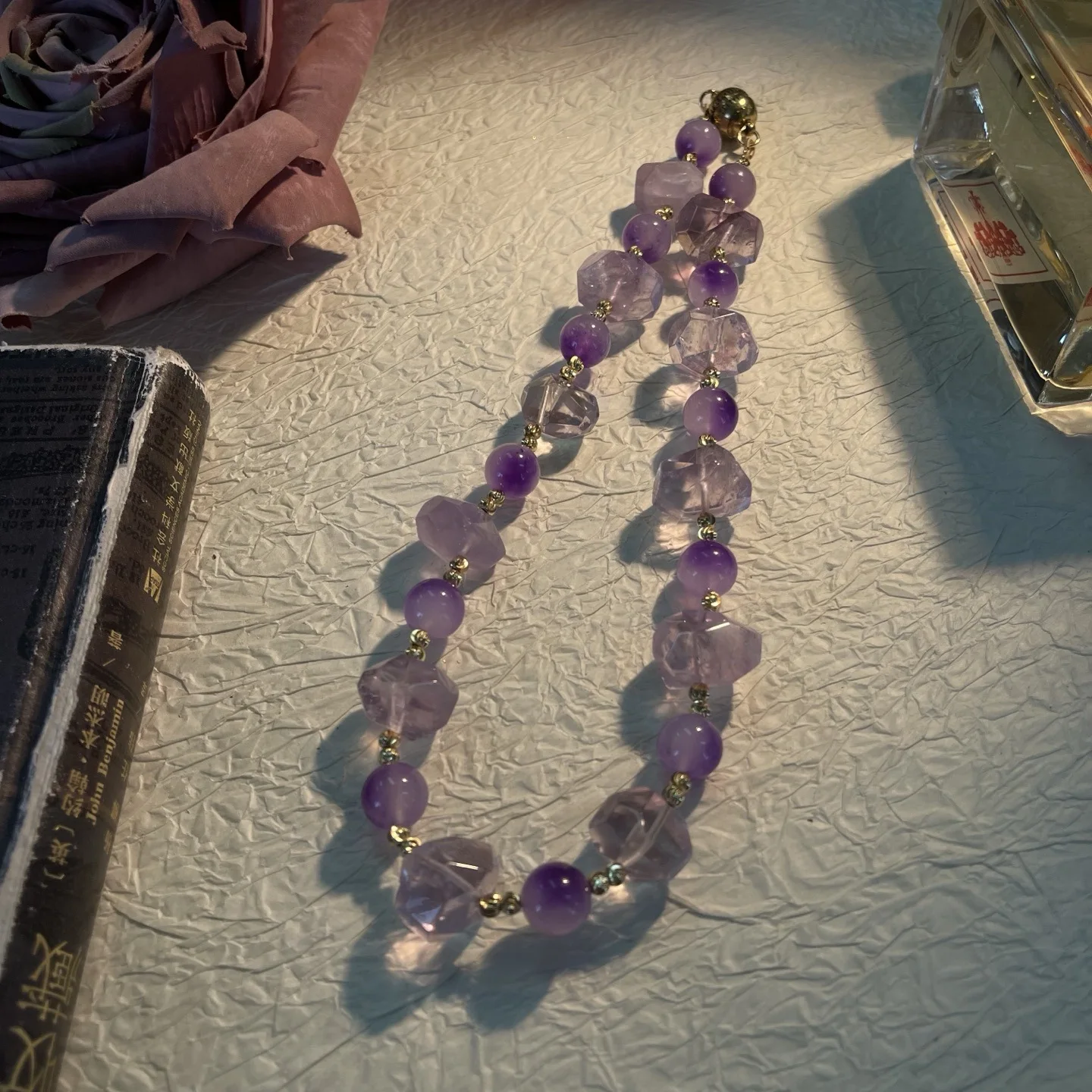 

Художественное модное многоцветное универсальное ожерелье со смешанными маленькими камнями и кристаллами, подходящее для подходящих различных повседневных нарядов