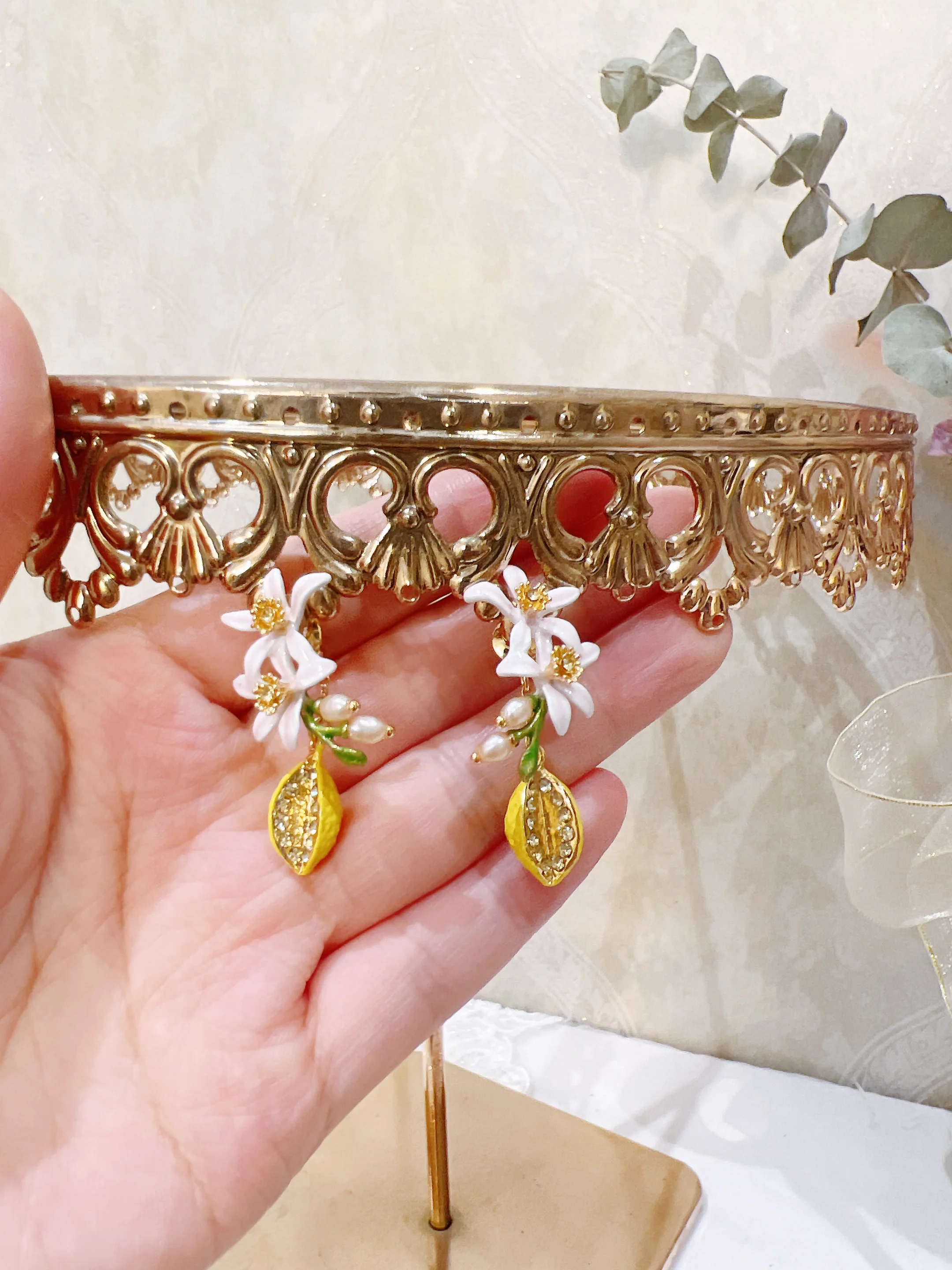 eleganti-orecchini-a-clip-con-fetta-di-limone-smaltata-fiore-di-perle-e-diamanti-incastonati-gioielli-alla-moda-per-donne