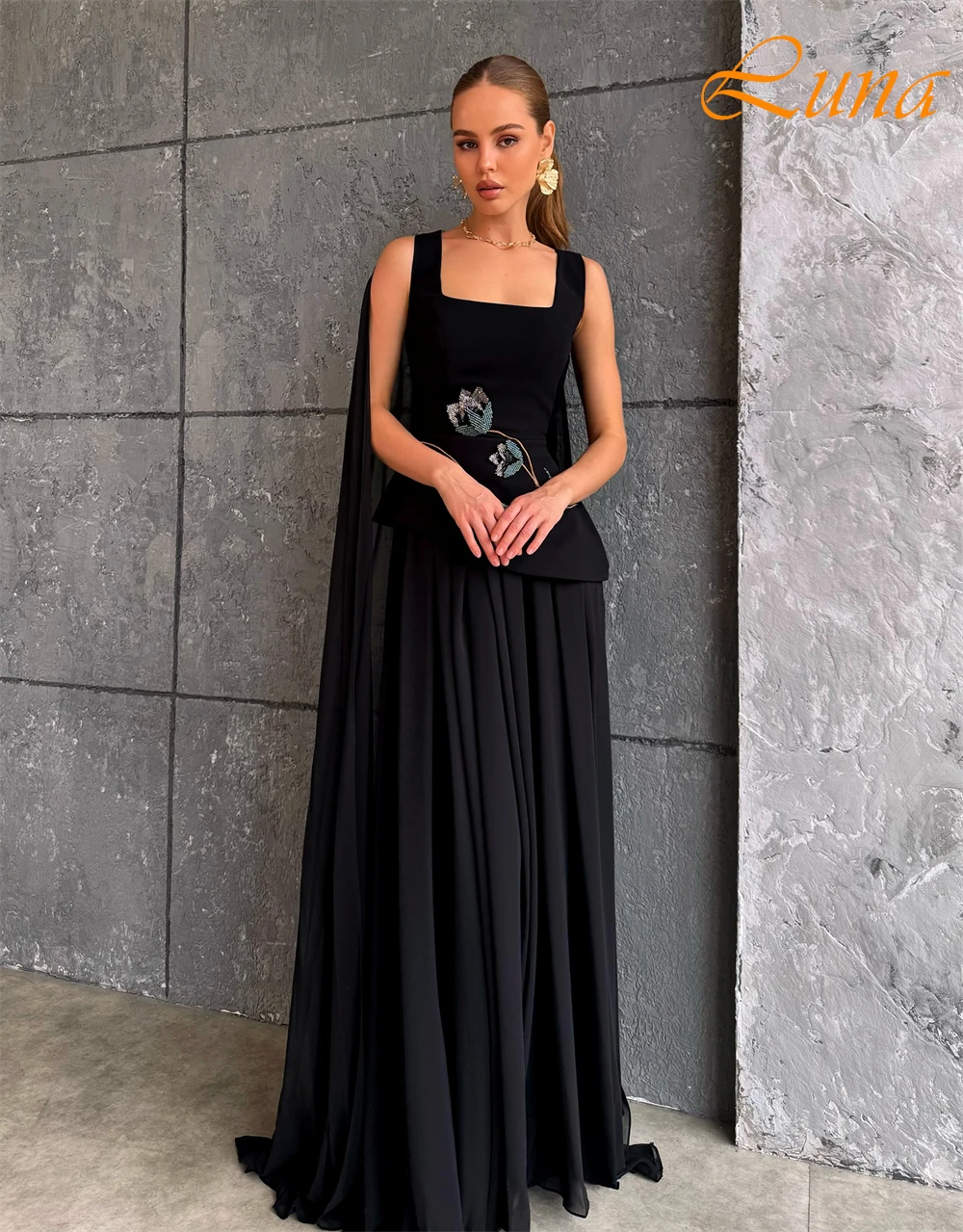 ชุดราตรีผ้าชีฟองเนื้อนุ่มแบบสั่งตัด ดีไซน์หรูหรา แขนกุด ทรงค็อกเทล พร้อมชายกระโปรงยาวลากพื้น เหมาะสำหรับโอกาสพิเศษ