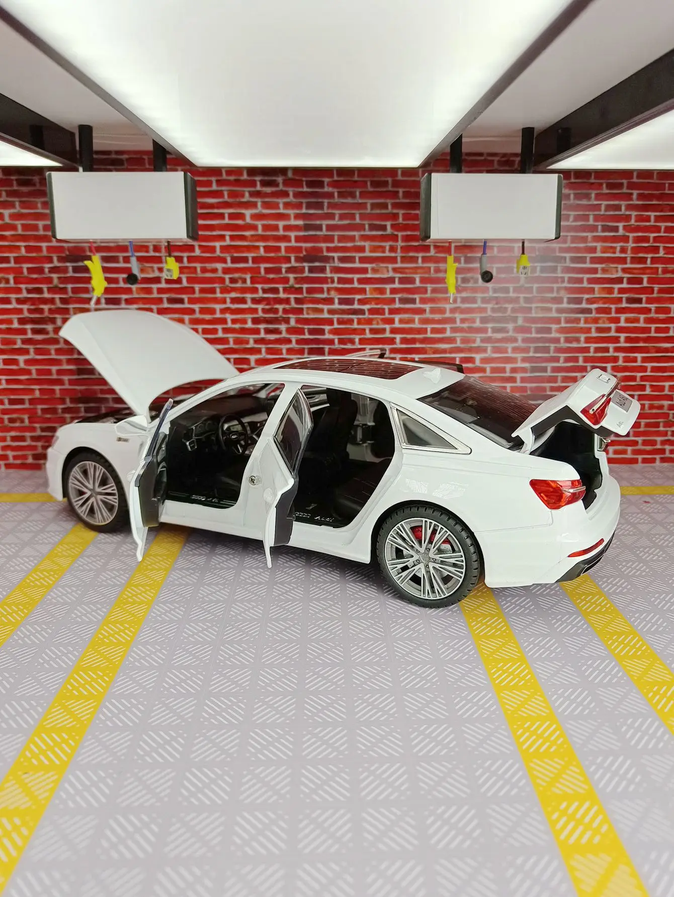 1:18 يمكن فتح أبواب نموذج السيارة المصنوعة من خليط معدني A6 والغطاء الأمامي وباب صندوق السيارة بأنها محاكاة وظائف الصوت والإضاءة