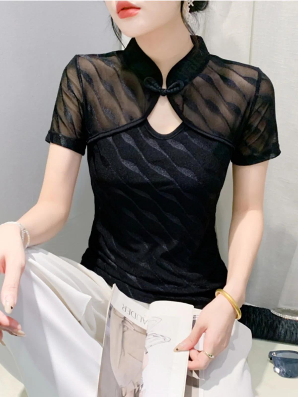 

Summer Wear T-irt Me Splicing Hollow out Svel Slimming f Sve Faionable Korean Sle Pure Color Button Design