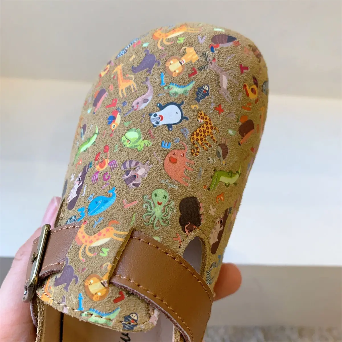 Zapatos planos informales de piel esmerilada para niños y niñas, zapatillas Boken con dibujos animados, punta redonda, suela suave, 2024