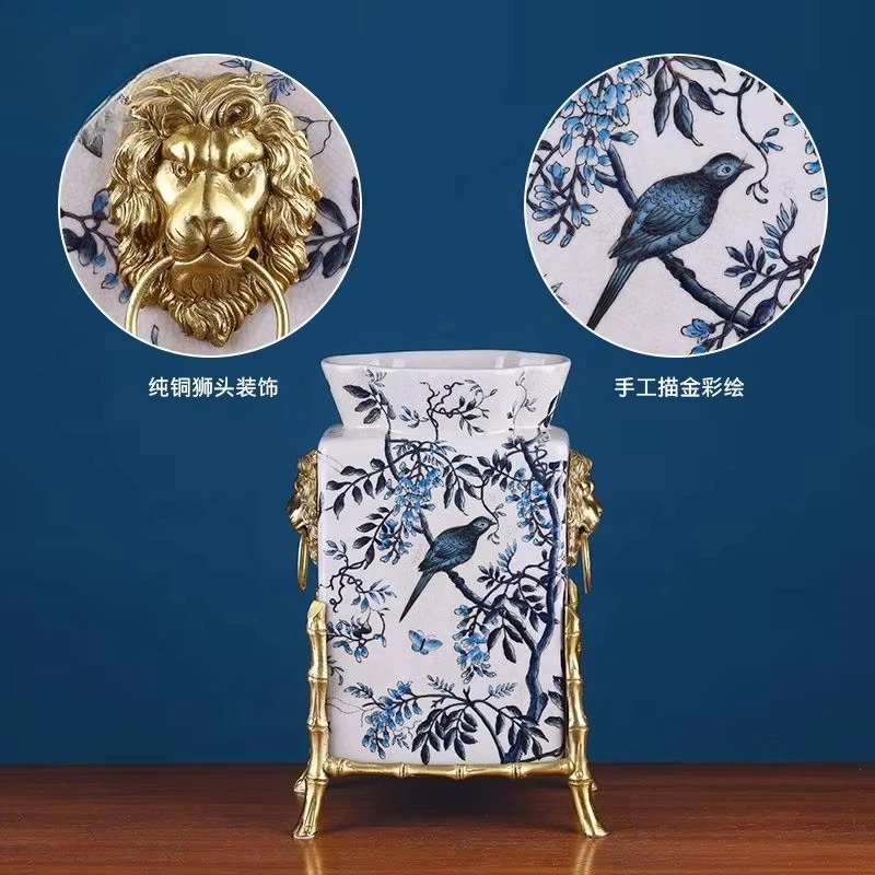 Decoración cuadrada de gran diámetro de lujo de porcelana azul y blanca hecha a mano, florero de cabeza de león de bronce para sala de estar