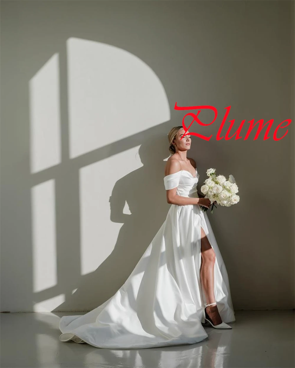Abiti da sposa in raso bianco squisito personalizzato Abito da sposa semplice senza spalline con spalle scoperte Abito da cappella con cerniera sul retro