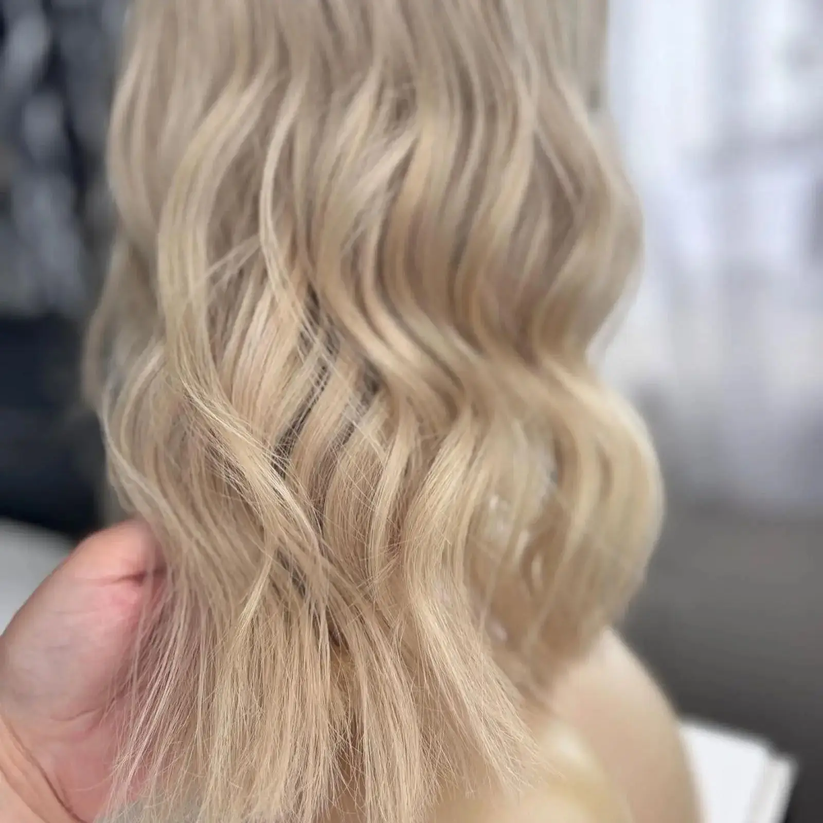 Easy To Wear Women's Trendy Ash Blonde Wig Dark Shadow Roots Loose Wave Shoulder Synthetic Lace Front Wig Daily Cosplay Use