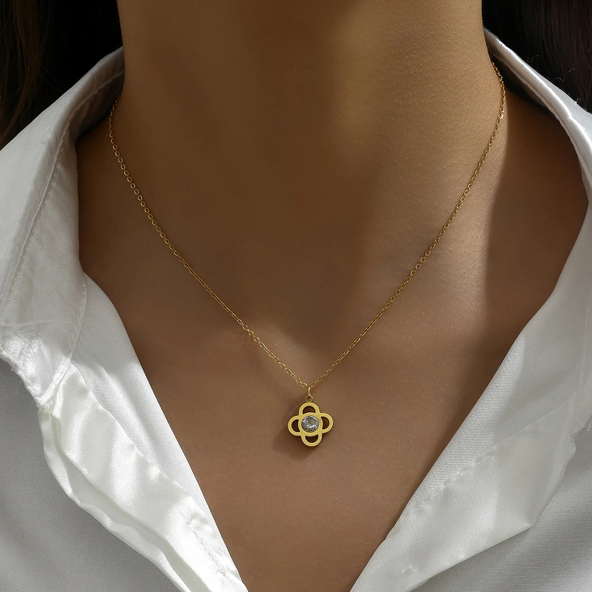 Fashionable Light Luxury, Slightly Inlaid With Diamonds, Titanium Steel Necklace, Four Leaf Clover Design, Collarbone Chain Gift