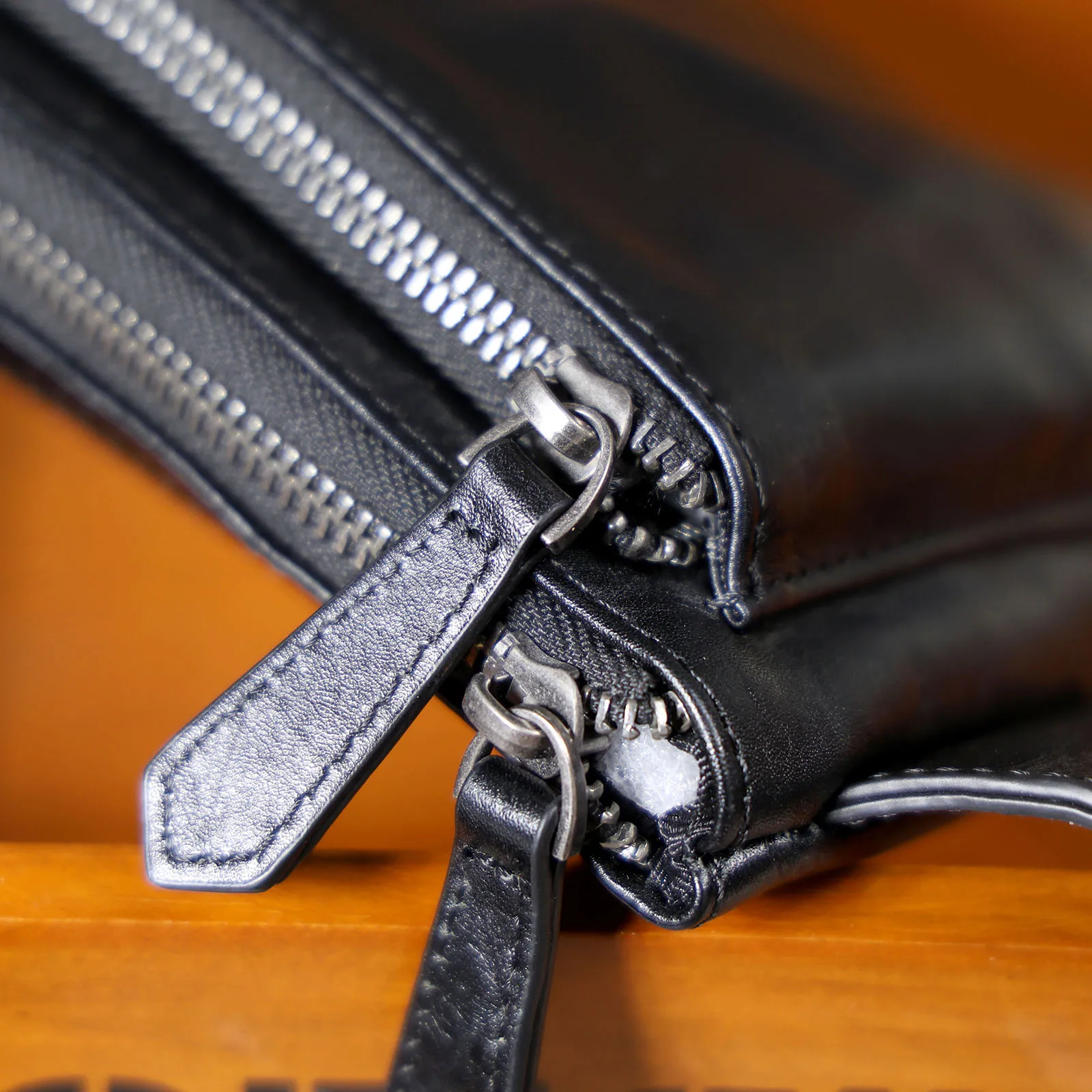 Echte Leder-Umhängetasche für Herren, Crossbody-Brusttasche im Schlichten, Modischen Stil aus Rindsleder, Hochwertige Leder-Freizeittasche – Detail 11