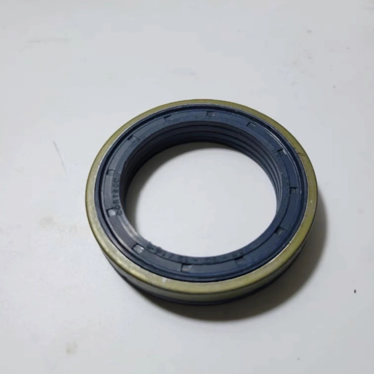 

AL161384 Сальник переднего моста трактора с короткой вилкой для John Deere 1204 1205