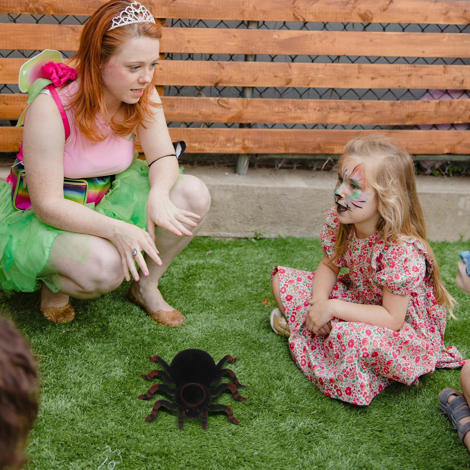 แมงมุมปีนผนังบังคับวิทยุ ขนาด 18x15 ซม. สีดำ ของเล่นอิเล็กทรอนิกส์ แกล้งคน ของขวัญตลกๆ สำหรับเด็กและผู้ใหญ่ หุ่นยนต์