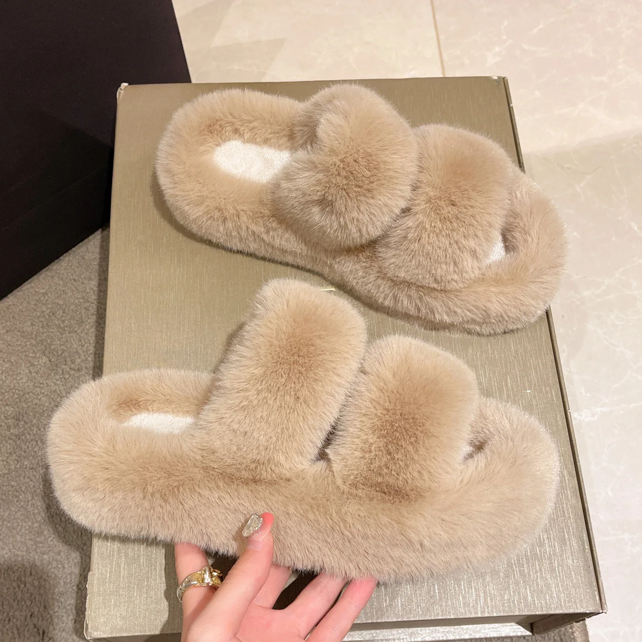 

Autumn and Winter Women Fur Plush Slippers Fashionable Women's Home Decor Warm Fur Slippers Soft Soled Cotton Slippers