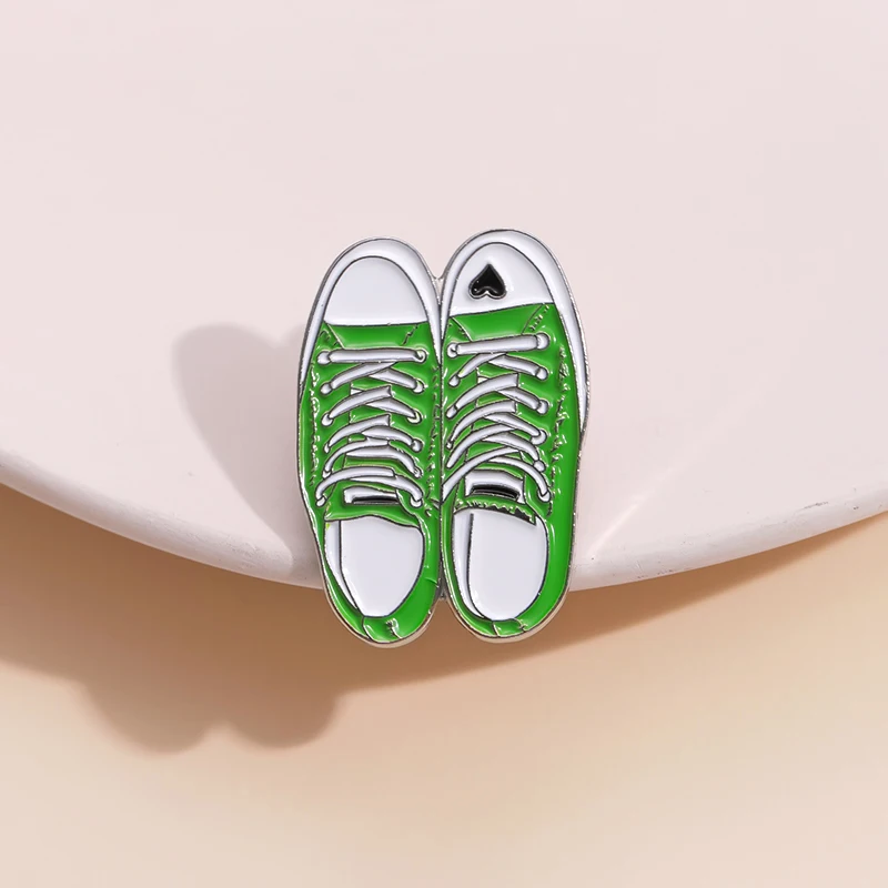 Alfileres de esmalte de zapatos de lona verde, insignia de solapa de corazón de melocotón negro divertido, broche de ropa, mochila, regalo de joyería de inspiración para amigos