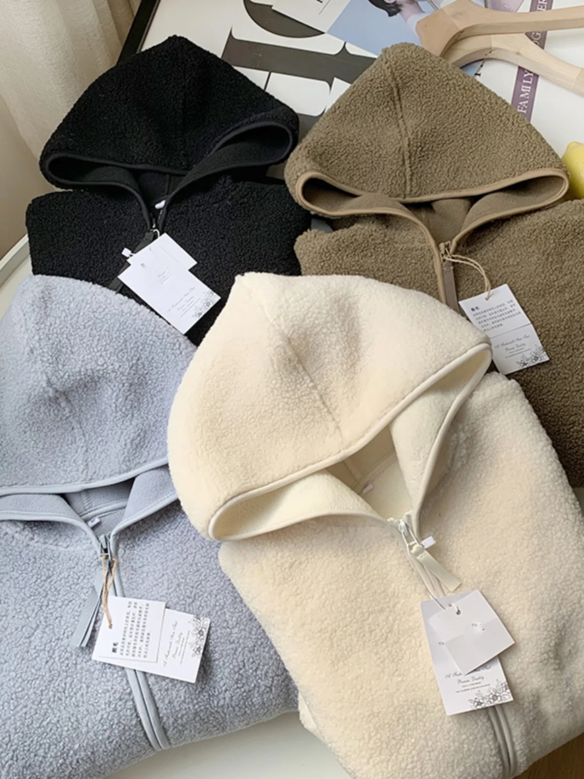 

Женская утепленная куртка с капюшоном на молнии из овечьей шерсти, длинный рукав, свободный крой, новинка зимы