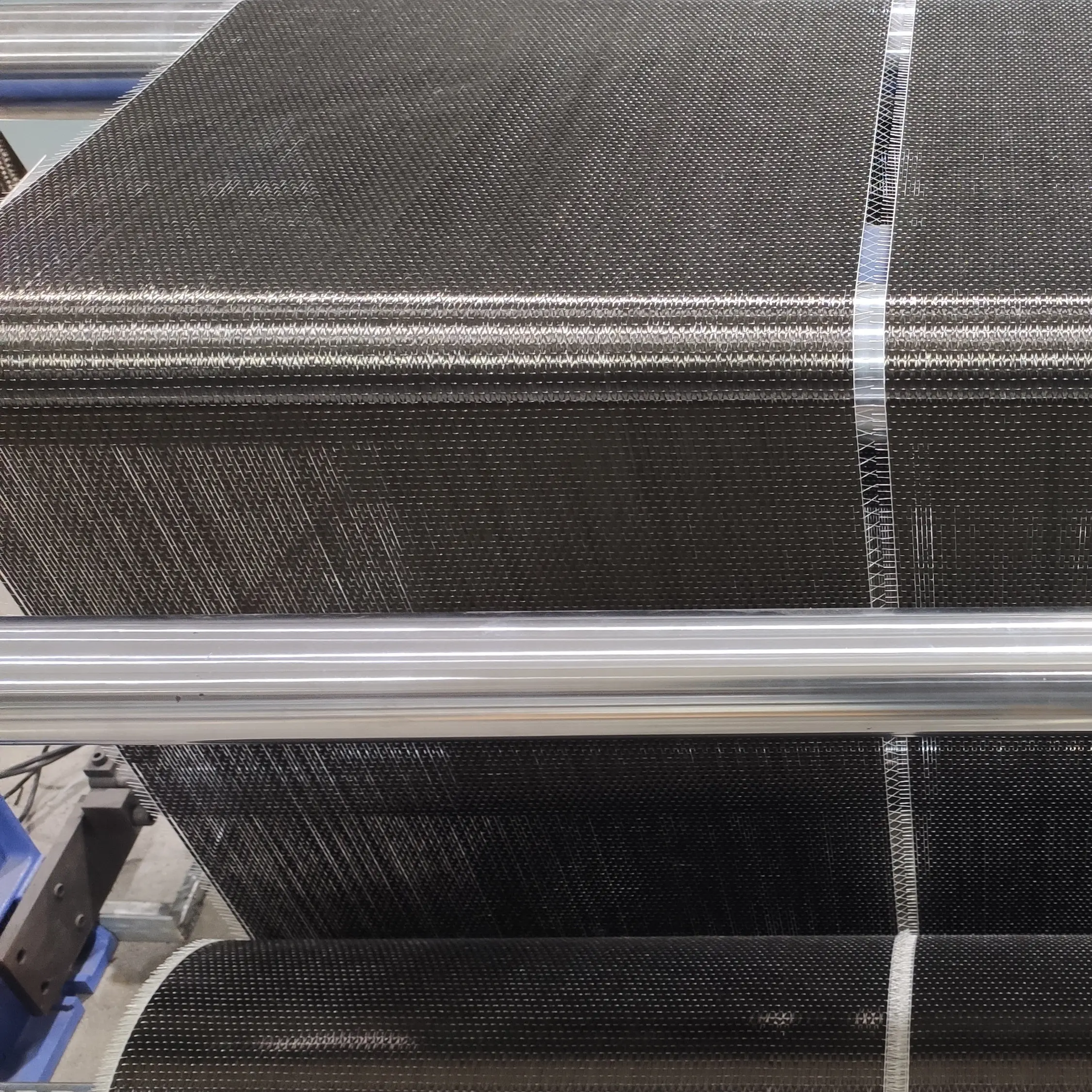 Tela de fibra de carbono biaxial metálica de 300GSM, tejido plano de sarga multiángulo para exteriores de automóviles y productos compuestos industriales.