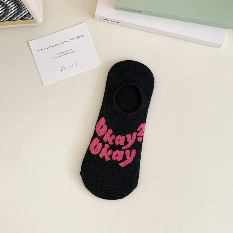 5 أزواج من جوارب القارب النسائية ذات الحروف الملونة الدوبامين ذات الفم الضحل ماصة للعرق جوارب صيفية رفيعة وبسيطة قابلة للتنفس 2026