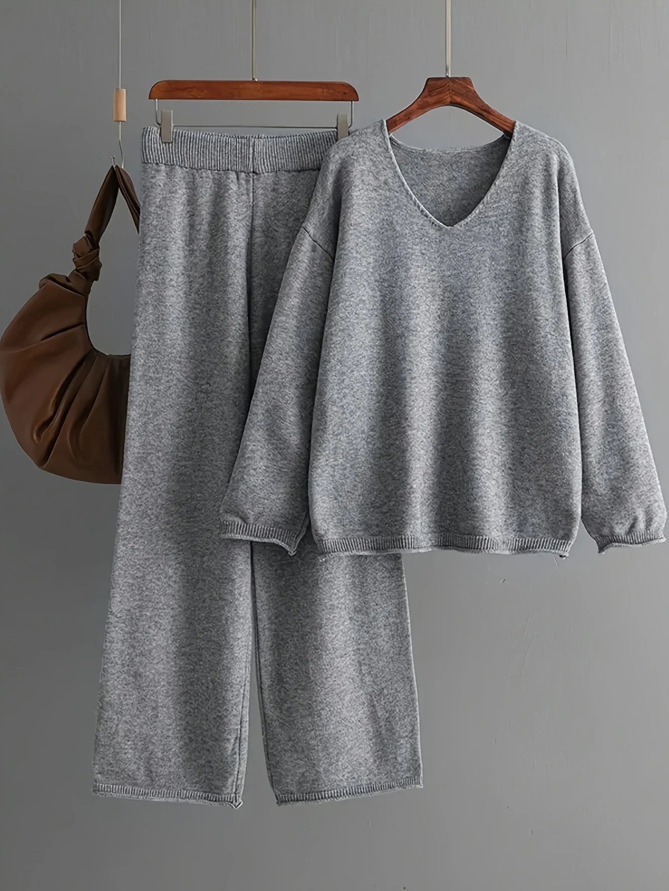 

Женский костюм, однотонный свободный повседневный свитер с V-образным вырезом и широкие брюки, подходит для зимней одежды, изготовлен из полиэфирного волокна.