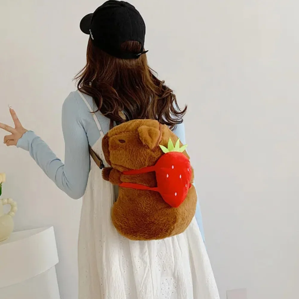 Capivara dos desenhos animados mochila algodão cheio pêra capivara crossbody saco morango cruz vestir pelúcia animal daypack crianças