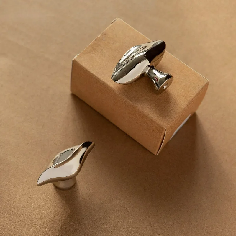 1PC  Original Lip Shape, Modern Minimalist Handle, Cabinet Door Handle, Antique Zinc Alloy Cabinet Door Handle in Hand