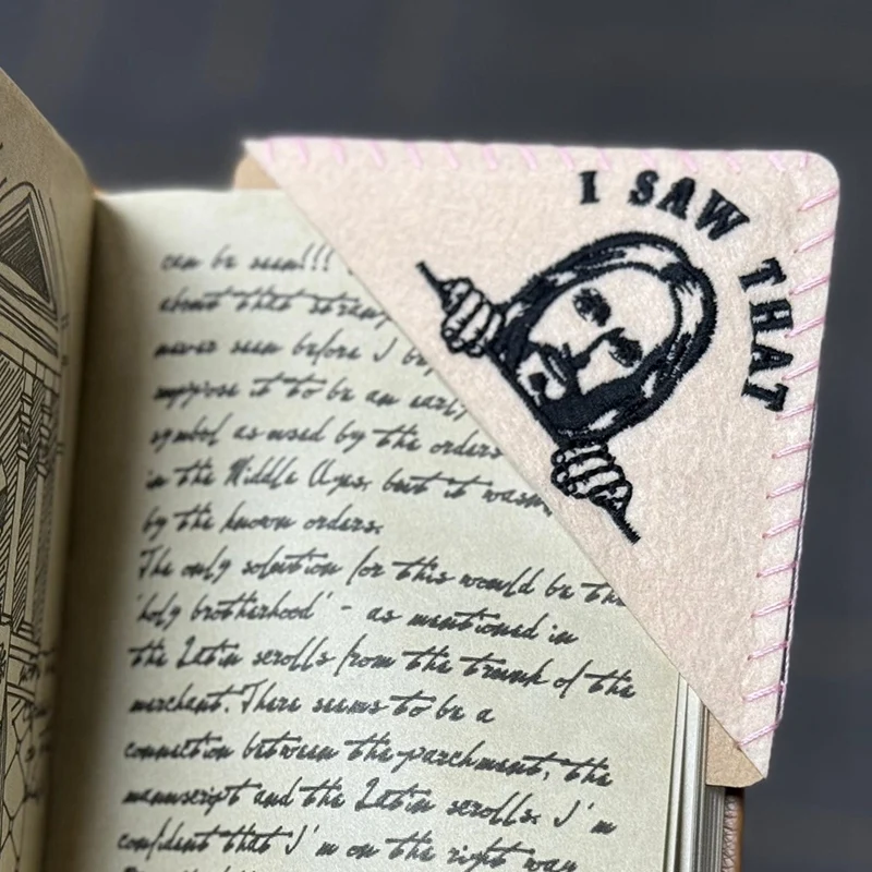 Es esa mancha - Peeking Jesus Marcador de esquina cosido con página triangular de fieltro bordado - Libro Regalo del día de Pascua B 1 PCS