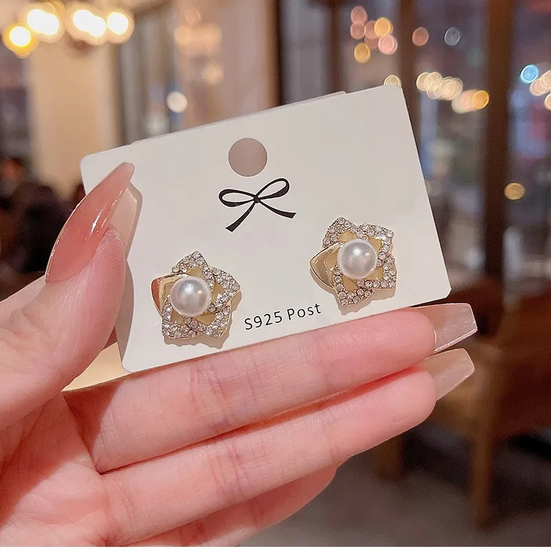 

French Style High-End Inlaid Diamond Hollow Flower Pearl Earrings Elegant Fashion Design Sweet Popular Versatile Earrings for Wo