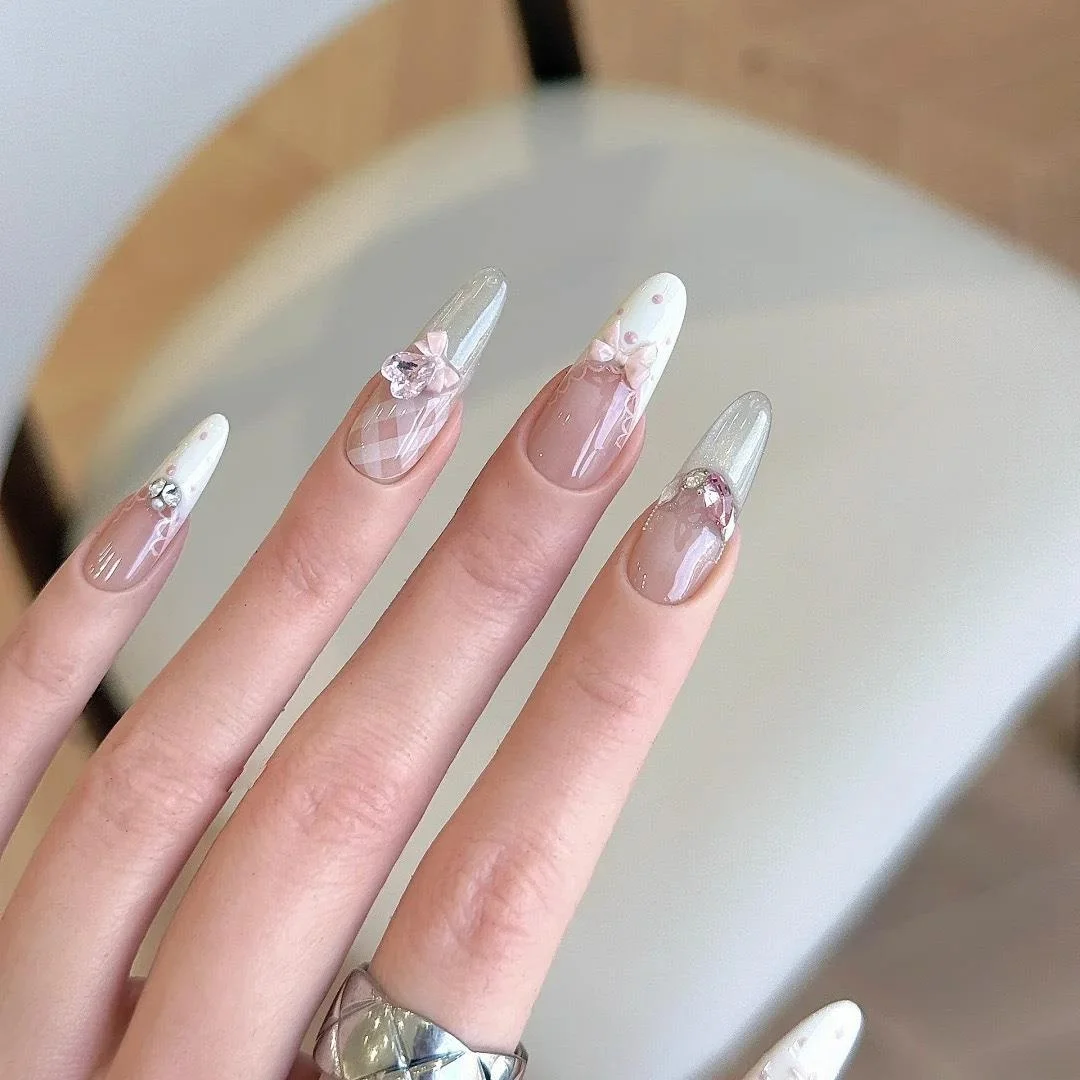 

Накладные ногти ручной работы: кремовые, с бантиками, с эффектом страз, элегантные, в клетку, нежные, отбеливающие, красивые