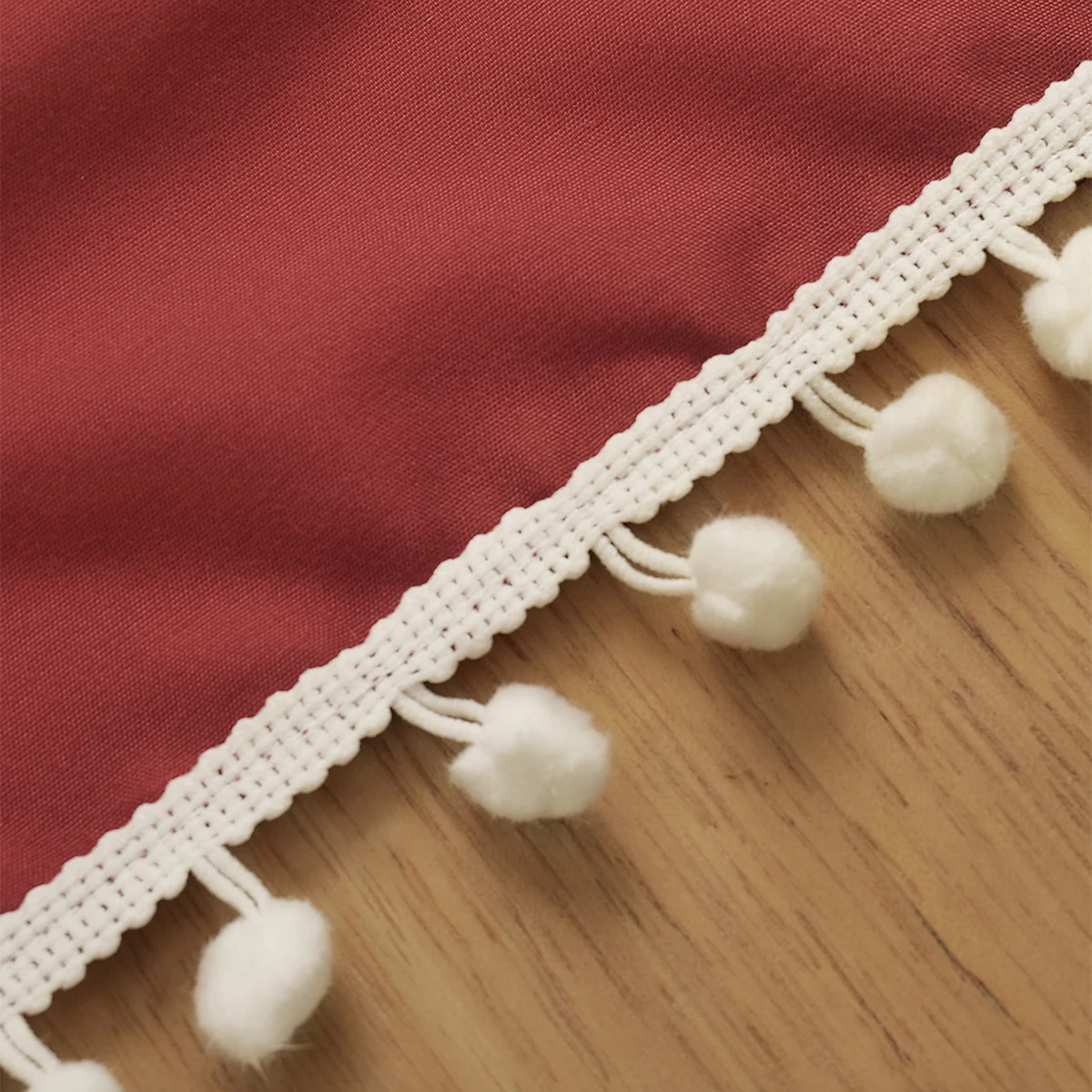 1 قطعة عيد الميلاد الأحمر البوليستر Pongee شبه شفافة ندفة الثلج على الوجهين بوم بوم قضيب جيب الستائر ، مناسبة لعيد الميلاد