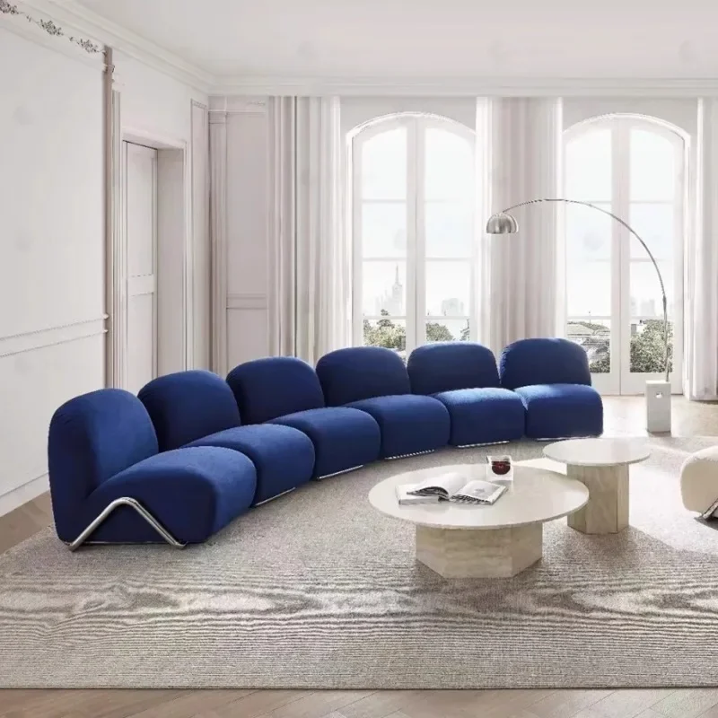 أريكة كلاسيكية سوداء بسيطة على طراز العصور الوسطى، مجموعة مجانية من الأثاث المنحني على الزاوية غير الرسمية