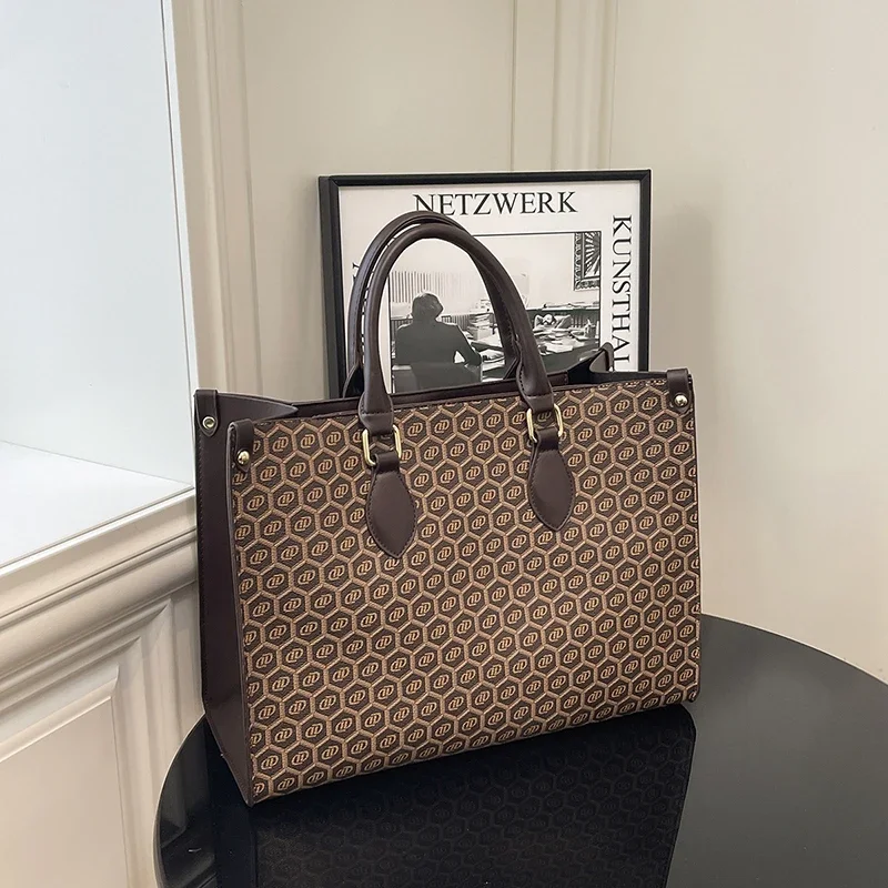 sac-messager-classique-de-createur-style-parisien-pour-femme-couleur-unie-avec-finition-haut-de-gamme-tendance-sac-pour-maman