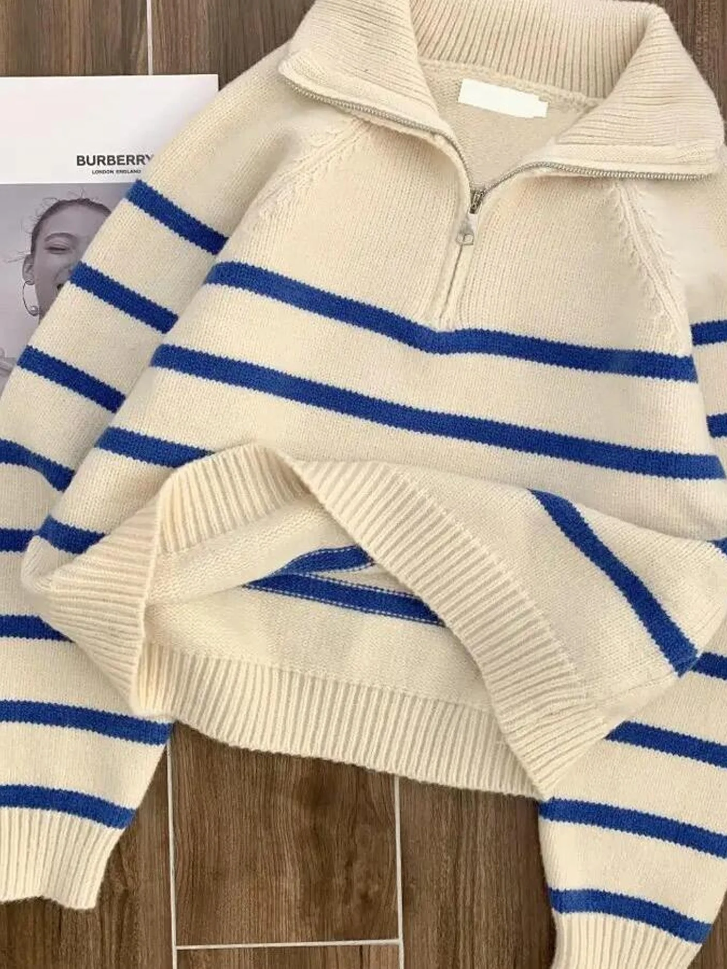 سترة نسائية بيضاء مخططة من قماش الراكون المخملي بياقة بولو محبوكة مع سحاب نصفي للخريف والشتاء دافئة مع بطانة من الصوف