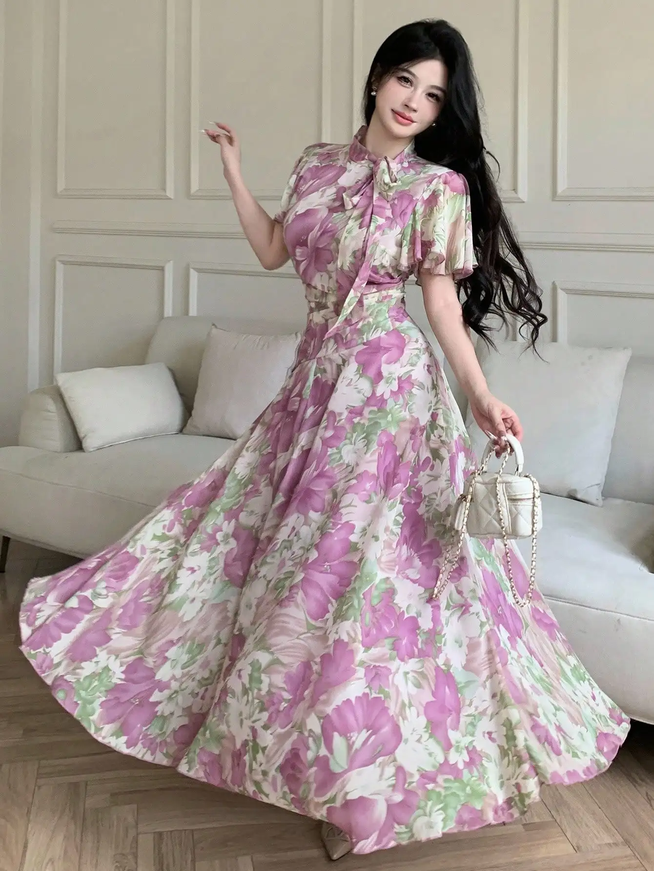 

Женское платье с рюшами на воротнике, завязками на талии, расклешенным подолом и пышными рукавами