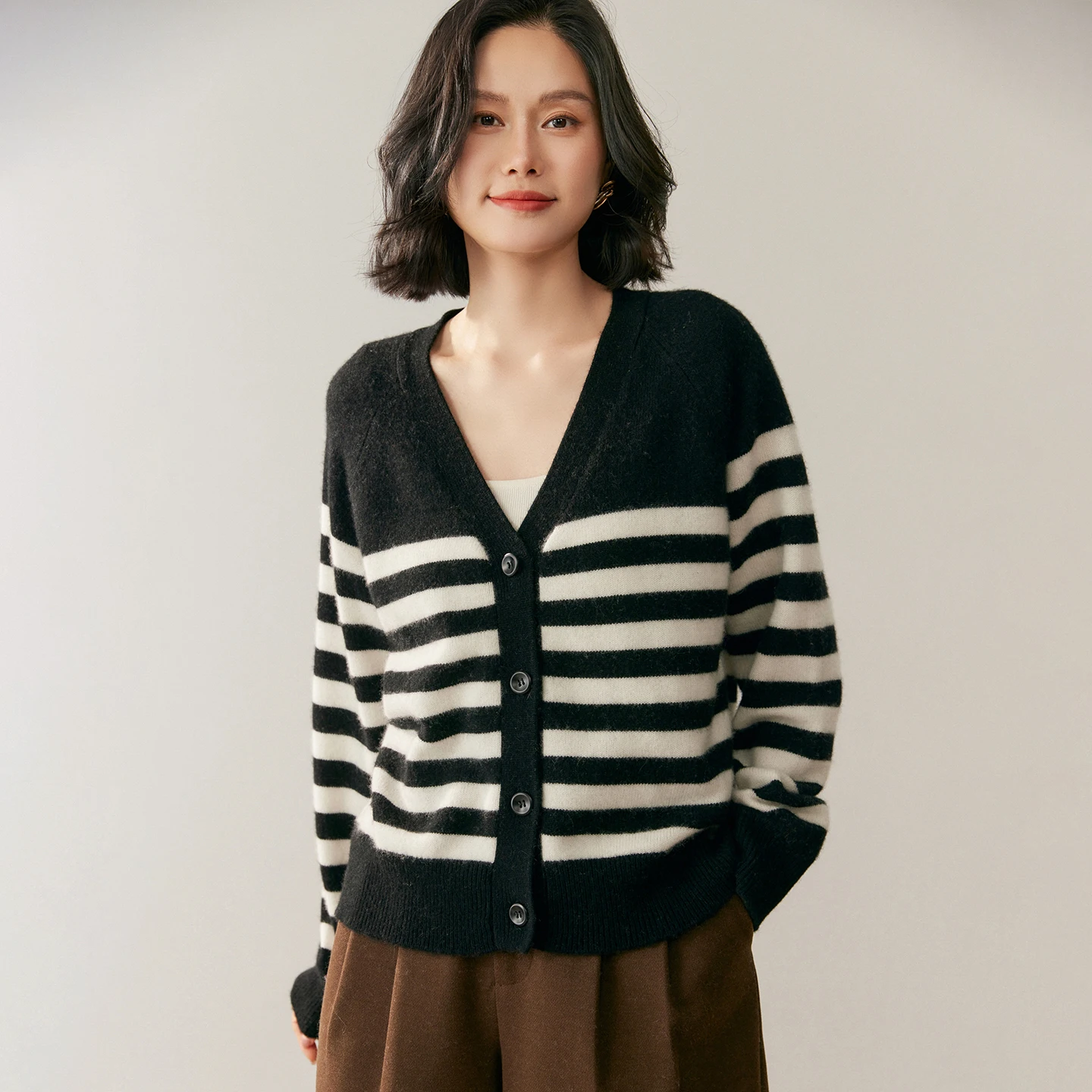 

Autumn and winter new women's vest 100% pure cashmere V-neck knitted sleeveless cardigan Korean version cashmere women's sweater