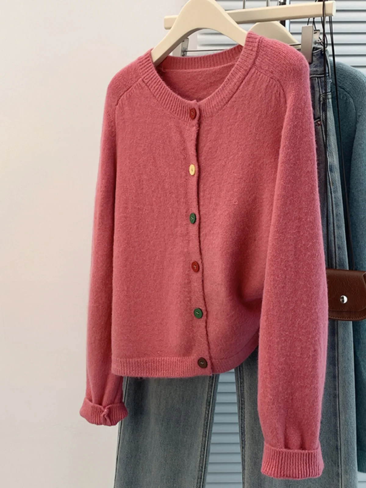 

Розовый круглый вязаный открытый кардиган, женская свободная верхняя одежда, дизайнерский свитер на пуговицах, джет, осень 2024 г.