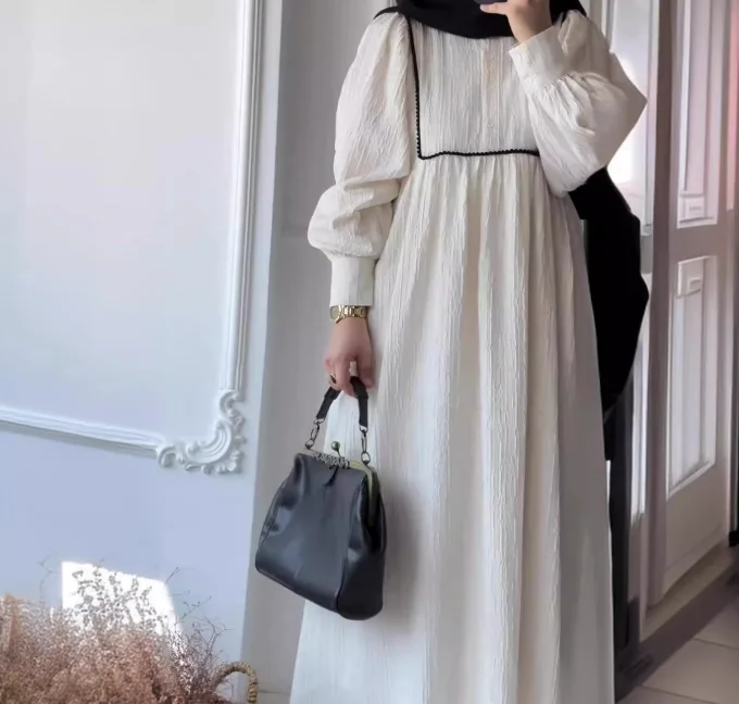 

Fashionable contrasting round neck loose mid length long sleeved dress